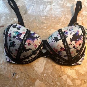 Victoria’s Secret 32DD push-up bra. NWOT. Padded